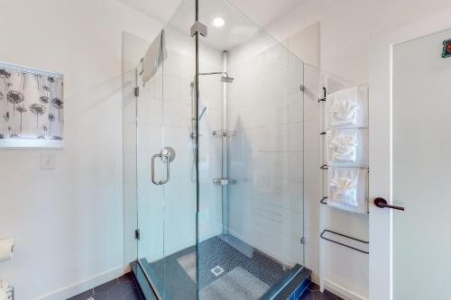 西雅图Lake Washington Adventures的浴室里设有玻璃门淋浴
