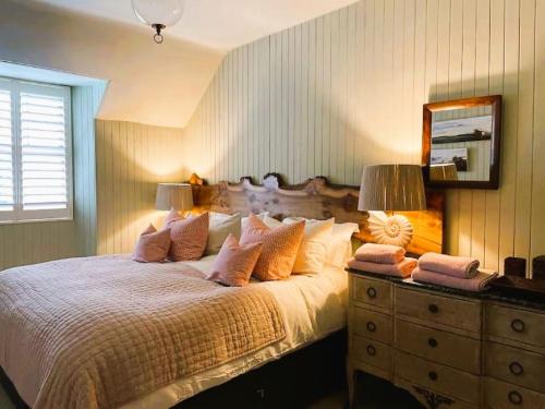 布莱尔高里Reidochie Stables luxury haven overlooking garden的一间卧室配有一张带梳妆台和镜子的床