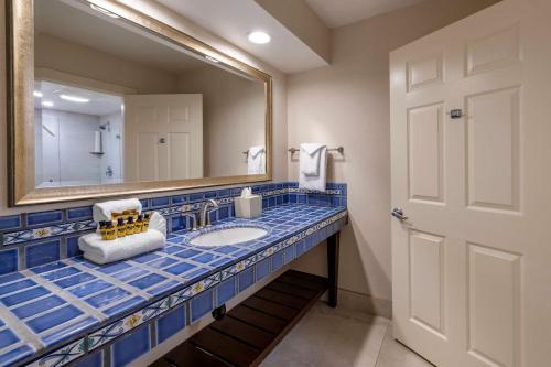 圣地亚哥棕榈岛海滨贝斯特韦斯特PLUS酒店的一间带水槽和大镜子的浴室