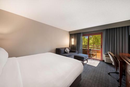 圣何塞圣何塞机场万怡酒店的酒店客房设有一张床和一个阳台。