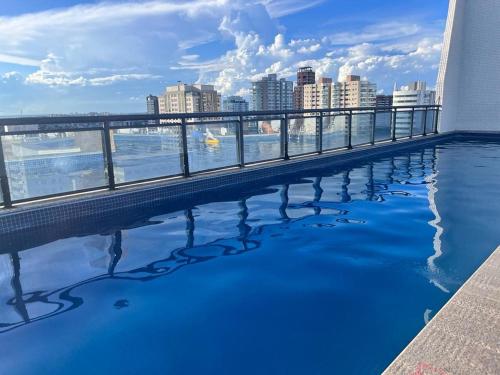马瑙斯APART HOTEL SENSE II - Localizado em Hotel的一座享有城市美景的建筑中的游泳池