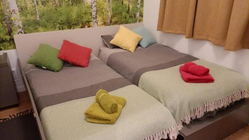 马拉加Apartamento Centro Histórico I的三张床上配有不同的彩色枕头