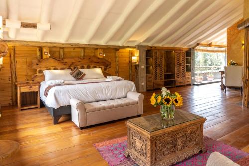 卡尔卡CASA RAIZ Handmade House Luxury Stay的一间卧室配有一张床、一张沙发和一张桌子