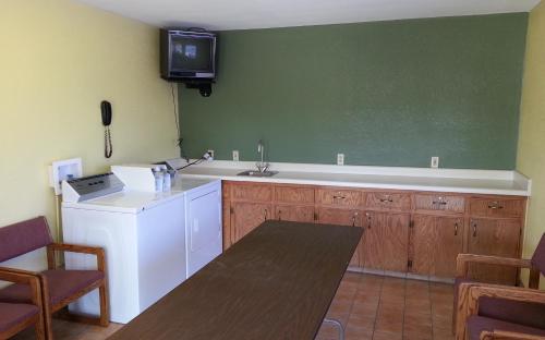 匹兹堡Regency Inn Pittsburg的厨房配有水槽和白色洗碗机