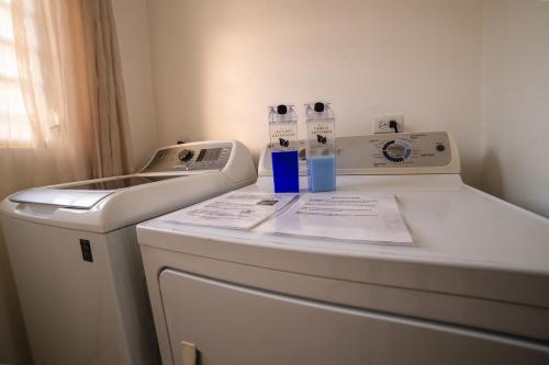 Welches HillThe Hidden Cottage的客房内的洗衣机和烘干机