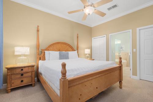 棕榈海岸633 Cinnamon Beach的一间卧室配有一张床和吊扇