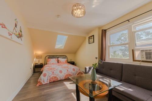 尼亚加拉瀑布Niagara River&Glenview Home-15MinsWalkToFalls的一间卧室配有一张床和一张沙发