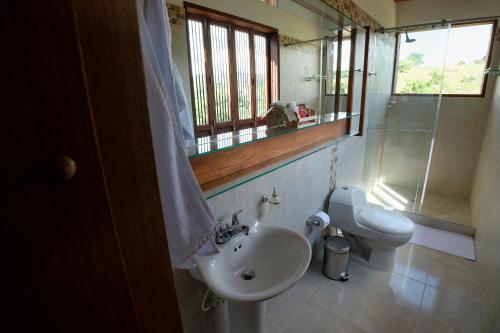 巴里查拉CASA LLANO HIGUERAS的一间带水槽和卫生间的浴室