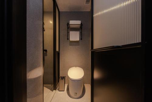 上海上海宓亚酒店（陕西南路店）的一间带卫生间和水槽的小浴室