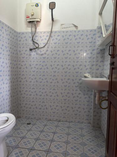 北宾BKC Villa 2的带淋浴、卫生间和盥洗盆的浴室