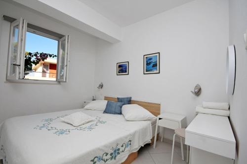 伯德古拉Apartments Maja 100 from the beach的一间卧室设有两张床和窗户。