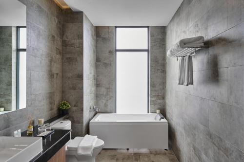金边BIJOU Serviced Residence的浴室配有白色卫生间和盥洗盆。