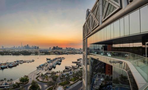 迪拜班达阿炎罗塔纳 - 迪拜河酒店的从大楼欣赏到海港的景色