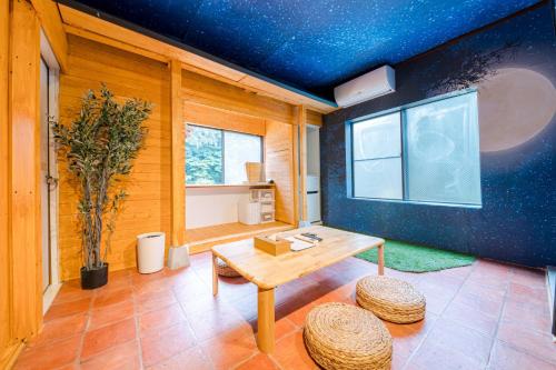 箱根SyunkaSyuutou - Vacation STAY 53627v的小房间设有桌子和窗户
