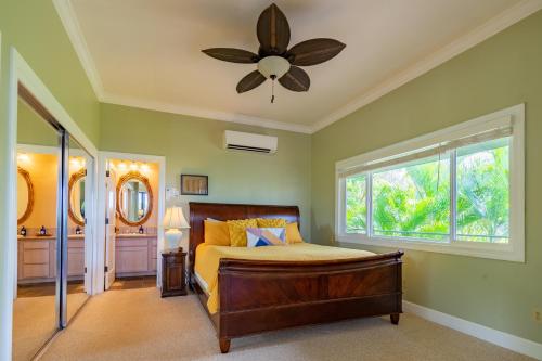 科洛阿幽隐湾坡伊普海滩酒店的一间卧室配有一张床和吊扇