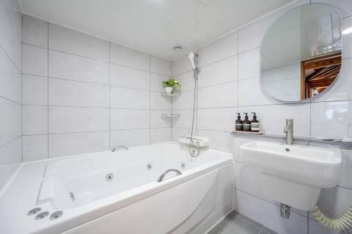 全州市Hanokstay Haru的白色的浴室设有浴缸和水槽。