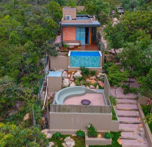 戈亚斯州上帕莱索Villa Azaleia的享有带游泳池的房屋的空中景致