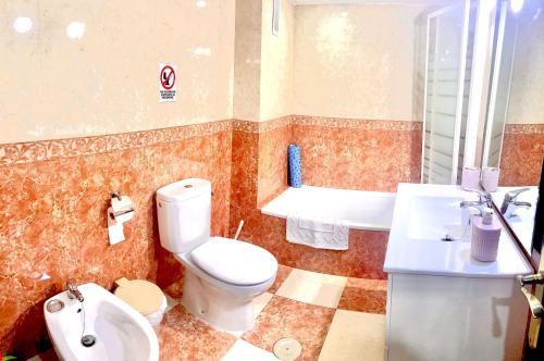 塞维利亚Apartamento zona Palacio de las Dueñas y las Setas的浴室配有卫生间、盥洗盆和浴缸。
