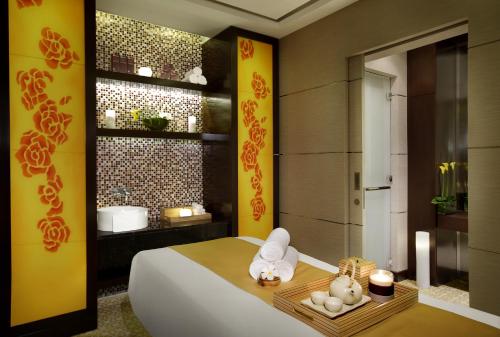 迪拜达玛克大厦庭院花园公寓式酒店的一间位于客房内的带大型白色浴缸的浴室