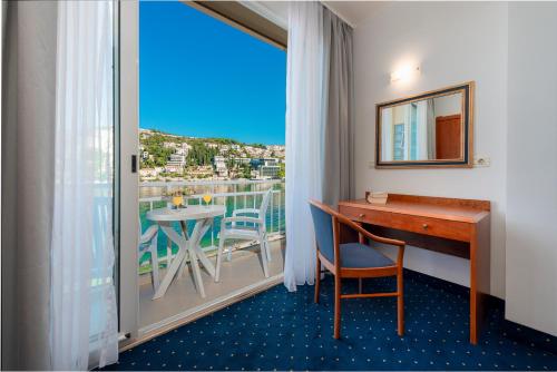 杜布罗夫尼克维斯酒店的客房设有书桌和带桌子的阳台