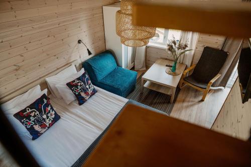 斯文托伊Ošupio Vasarnamis的卧室享有高空美景,配有一张床和一把椅子