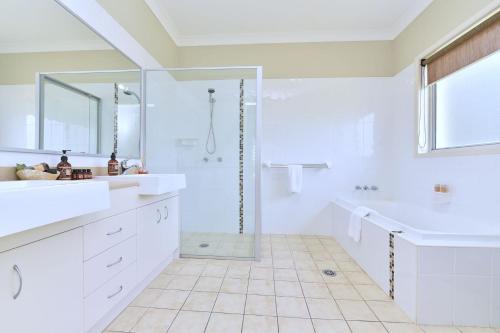 罗斯伯里Silver Springs 6br Luxury Homestead的带淋浴和盥洗盆的白色浴室