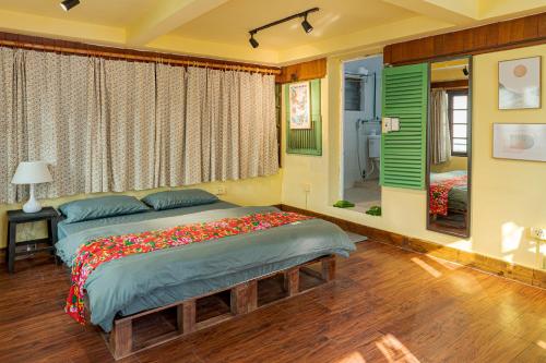 河内Hanoi Retro 80S Homestay的一间卧室设有两张床和窗户。