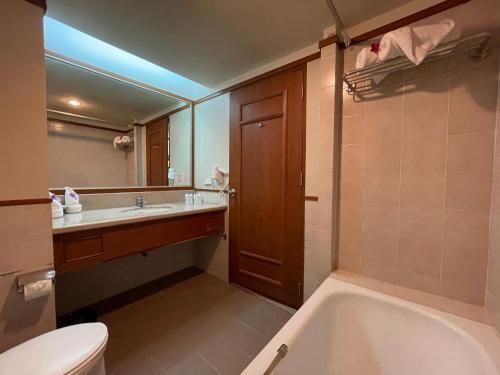 素攀武里松法布里酒店的带浴缸、卫生间和盥洗盆的浴室