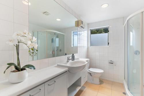 皇后镇Spacious relaxing home的白色的浴室设有水槽和卫生间。