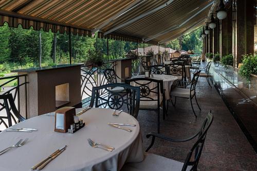 波利亚纳Solva Resort & SPA的一间在房间内配有桌椅的餐厅