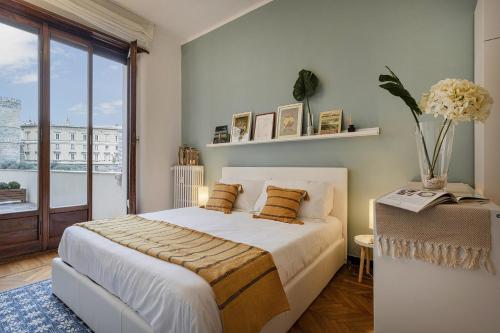 热那亚Dante 9 by Wonderful Italy的一间卧室设有一张床和一个大窗户