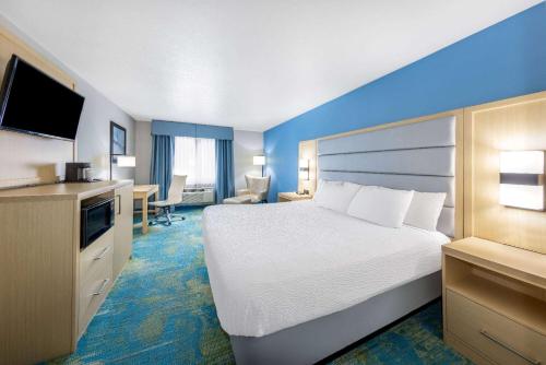 史普林维尔史普林维尔戴斯酒店的大型酒店客房设有床和电视。