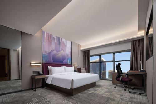 重庆重庆戴斯温德姆酒店的配有一张床、一张书桌和一扇窗户的酒店客房