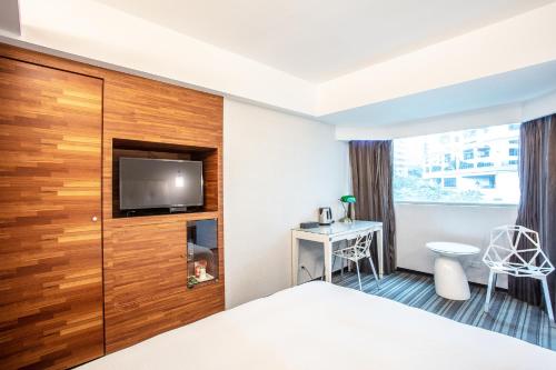 淡水观海楼海景大饭店的配有一张床和一台平面电视的酒店客房