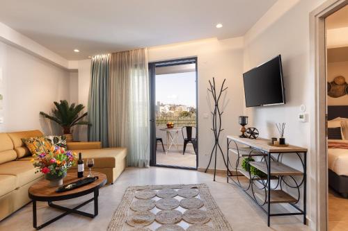 罗希姆诺Lines Concept Accommodation的带沙发和电视的客厅