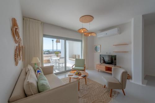 赫尔格达VESTA - El Gouna Residence的带沙发和电视的客厅