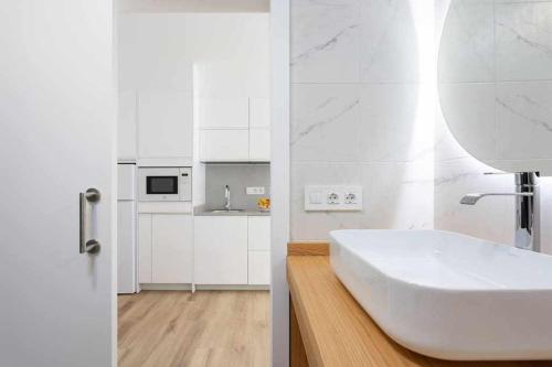 阿德耶Sunny Island Paraiso Sur的白色的浴室设有水槽和白色浴缸。