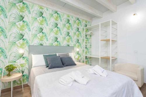 San AndrésSunny Island Ático Adelfas San Andrés的一间卧室配有一张白色床和热带壁纸