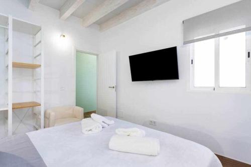San AndrésSunny Island Ático Adelfas San Andrés的白色卧室,配有带毛巾的床