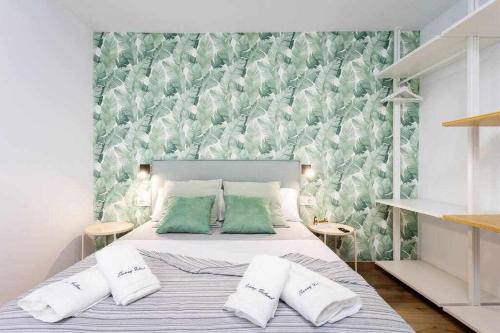 San AndrésSunny Island 1º Adelfas San Andrés的一间卧室配有一张带绿色枕头的大床