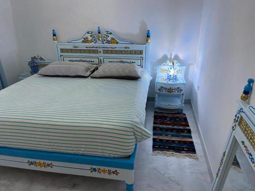 拉马萨Marsa Central Splendid Appart 2的一间卧室配有床和2个床头柜