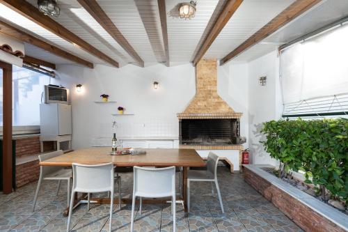 拉夫蒂港Coral Cottage House by A&D Properties的一间带桌子和壁炉的用餐室