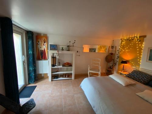 滨海圣西尔GuestHouse Du Moulin (logement neuf)的一间卧室设有一张大床和一个窗户。