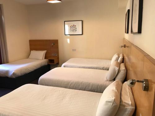 洛西茅斯斯托特菲尔德的一间酒店客房,房间内设有两张床