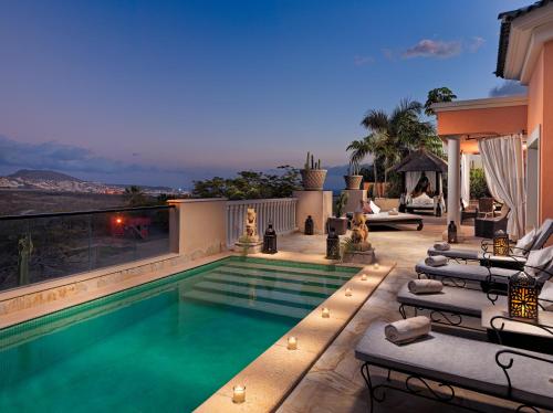 阿德耶Royal Garden Villas, Luxury Hotel的房屋顶部的游泳池