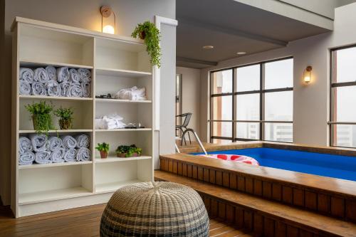 南卡希亚斯南卡希亚斯城际酒店的一间带浴缸和窗户的健康室