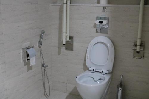 利雅德فندق منار بارك的一间带卫生间和淋浴间的浴室