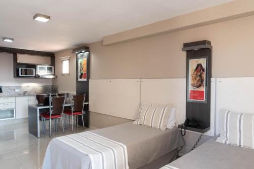 科尔多瓦彼德拉公寓、套房&Spa酒店的一间带床的小卧室和一间厨房