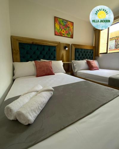 拉特瓦伊达Villa Jackson的一间卧室配有两张带毛巾的床