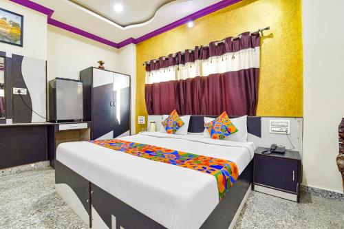 乌代浦FabExpress Relax Inn I, Udaipur的一间卧室,卧室内配有一张大床